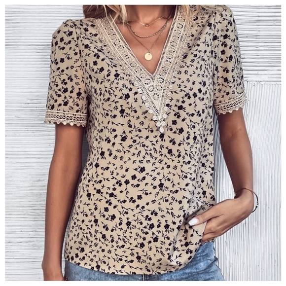 Boho Ditsy Floral print Puff sleeve top with lace detail - Picture 4 of 5